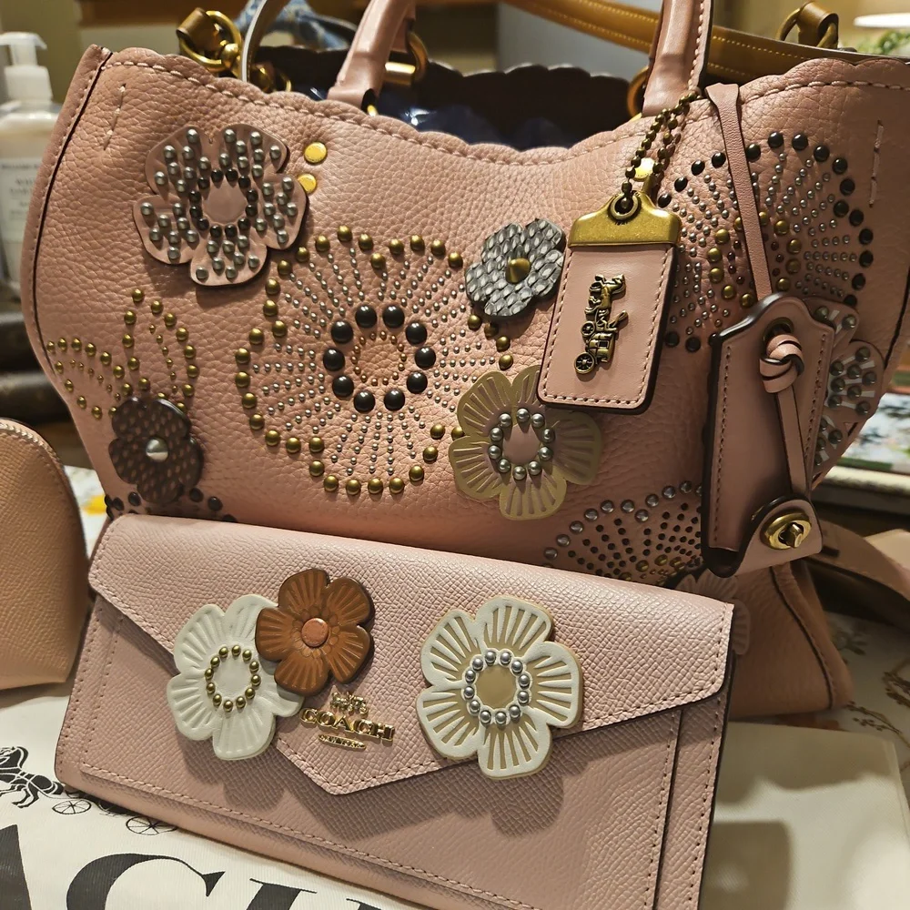 Coach Tea Rose Rogue Set - Picture 2 of 16